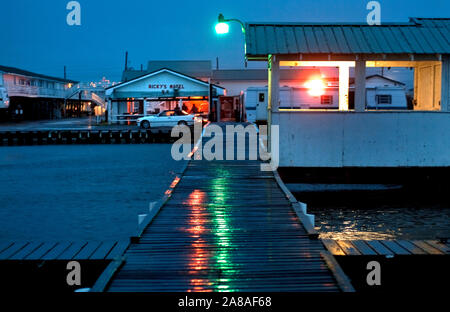 Lights réfléchir sur un quai à slickened-pluie Ricky's Motel 5 Mars, 2011 à Grand Isle, en Louisiane. Banque D'Images