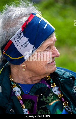 Une femme sourit alors qu'elle voit l'assemblée annuelle de la parade du Mardi Gras 6 mars 2011 à Grand Isle, en Louisiane. Banque D'Images