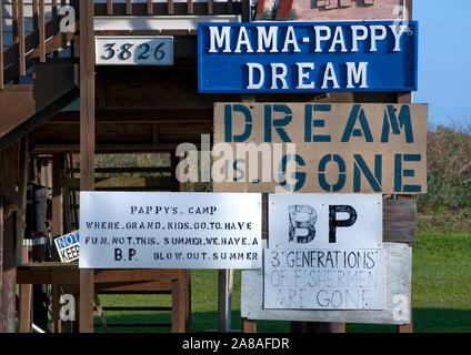 Signes sur une maison le long de Louisiana Highway 1 exprimer la frustration du propriétaire avec BP 6 Mars, 2011 à Grand Isle, en Louisiane. Banque D'Images