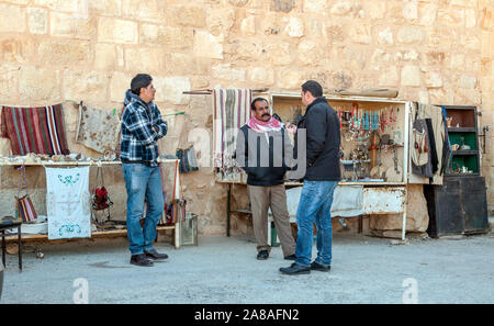 SHOBAK, JORDAN-février 2015. Les gens anonymes dans les rues de Shobak en Jordanie sur une journée ensoleillée. Banque D'Images