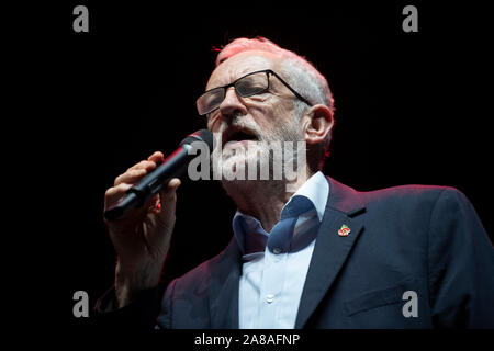 Manchester, UK. 7 novembre 2019. Jeremy Corbyn, chef du parti travailliste et député fédéral d'Islington au Nord, prend la parole à l'élection générale du travail manifestation tenue à l'O2 Apollo à Ardwick, Manchester. © Russell Hart/Alamy Live News. Banque D'Images