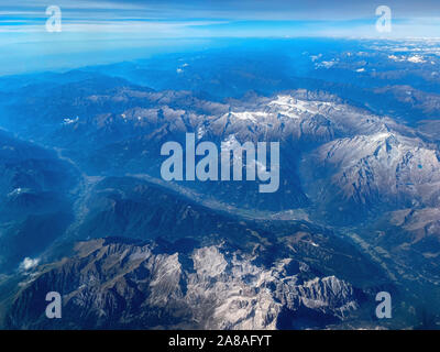 De moins en moins de neige sur les Alpes d'en haut en avion Banque D'Images