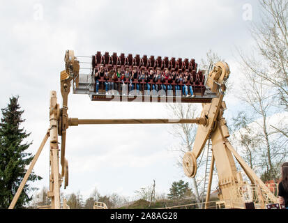 Hodenhagen, Allemagne, le 30 mars 2019 : l'attraction extrême et des gens sur elle dans un parc d'amusement Banque D'Images