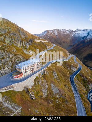 Vue aérienne de l'Hôtel Belvédère et le col de la Furka road, Obergoms, Canton du Valais, Alpes Suisses, Suisse. Banque D'Images