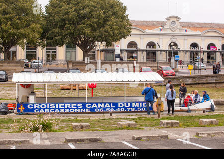 Canal Boat sur le canal du Midi dans la ville française de Carcassonne France attend pour les vacanciers et les touristes sur un bateau Banque D'Images