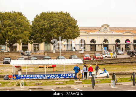 Canal Boat sur le canal du Midi dans la ville française de Carcassonne France attend pour les vacanciers et les touristes sur un bateau Banque D'Images