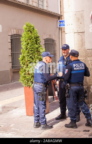 Trois policiers municipaux locaux parler debout discutent dans la ville française de Carcassonne France Banque D'Images