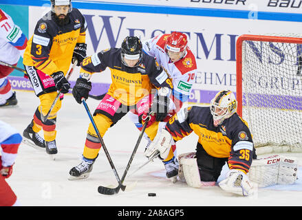 Krefeld, Allemagne. 07Th Nov, 2019. Le hockey sur glace Coupe Deutschland, Germany-Russia, Krefeld, Nov 9, 2019 Mathias NIEDERBERGER, gardien DEB 35 Marcel BRANDT, DEB 85 Dominik BITTNER, DEB 3 concurrence, lutte pour la rondelle contre Georgy IVANOV, RUS 19 ALLEMAGNE - RUSSIE DEB LE HOCKEY SUR GLACE COUPE DEUTSCHLAND à Krefeld, Allemagne, Novembre 07, 2019, de la saison 2019/2020, le Crédit : Peter Schatz/Alamy Live News Banque D'Images