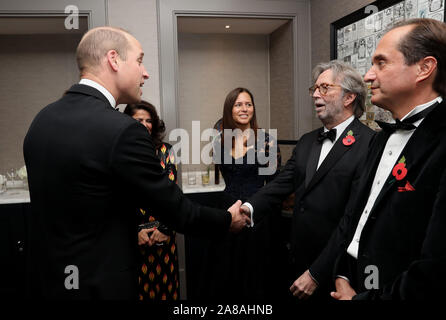 Le duc de Cambridge parle avec Eric Clapton au cours de la London's Air Ambulance Charity gala à Rosewood London à Holborn. Banque D'Images