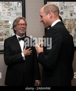 Le duc de Cambridge parle avec Eric Clapton au cours de la London's Air Ambulance Charity gala à Rosewood London à Holborn. Banque D'Images