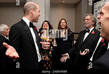 Le duc de Cambridge parle avec Eric Clapton (à droite) au cours de la London's Air Ambulance Charity gala à Rosewood London à Holborn. Banque D'Images