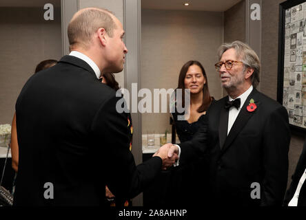 Le duc de Cambridge parle avec Eric Clapton au cours de la London's Air Ambulance Charity gala à Rosewood London à Holborn. Banque D'Images