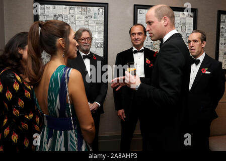 Le duc de Cambridge parle avec Eric Clapton et d'autres invités au cours de la London's Air Ambulance Charity gala à Rosewood London à Holborn. Banque D'Images