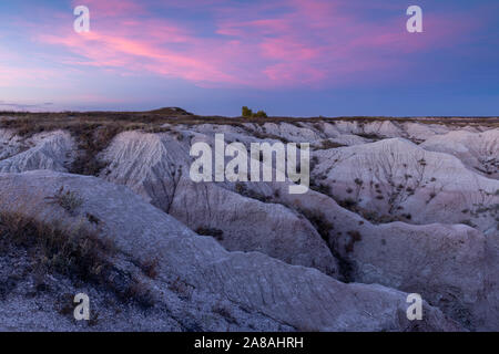 Coucher de soleil depuis la vallée de la Rivière Blanche, donnent sur l'automne, Badlands National Park (Dakota du Sud, USA, par Dominique Braud/Dembinsky Assoc Photo Banque D'Images