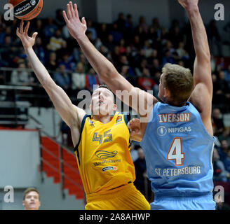 Saint-pétersbourg, Russie. Nov 7, 2019. La Russie. Saint-pétersbourg. Le 7 novembre 2019. Les joueurs de BC Khimki Dayris Bertans et BC Zenit Colton Iverson (de gauche à droite) dans l'Euroligue de basket-ball match entre les équipes Zenit (St. Petersburg, Russie) et Moscow Crédit : Andreï Pronin/ZUMA/Alamy Fil Live News Banque D'Images