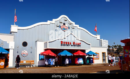 Bubba Gump Shrimp Restaurant d'entreprise et du marché américain, la chaîne de restaurant de fruits de mer situé sur la jetée de Santa Monica Banque D'Images