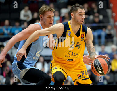 Saint-pétersbourg, Russie. Nov 7, 2019. La Russie. Saint-pétersbourg. Le 7 novembre 2019. Les joueurs de BC Zenit Colton Iverson et BC Khimki Stefan Jovich (de gauche à droite) dans l'Euroligue de basket-ball match entre les équipes Zenit (St. Petersburg, Russie) et Moscow Crédit : Andreï Pronin/ZUMA/Alamy Fil Live News Banque D'Images