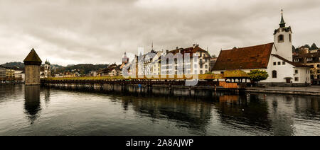 Panorama du centre-ville historique de Lucerne vue du célèbre pont de la chapelle et le lac Floralpina, Canton de Lucerne, Suisse Banque D'Images