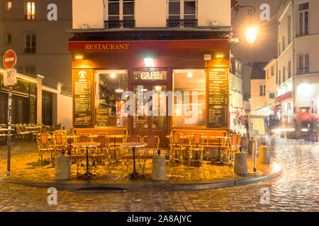 Avis de vintage parisien traditionnel restaurant au soir de pluie. Banque D'Images