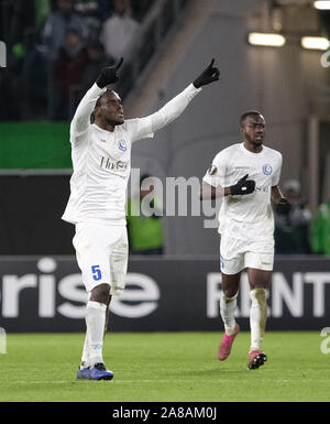 Wolfsburg, Allemagne. 07Th Nov, 2019. Ligue Europa : Soccer, VfL Wolfsburg - KAA Gent, en phase de groupe, Groupe I, 4e journée à la Volkswagen Arena. Messieurs Michael Ngadeu-Ngadjui (l) cheers son objectif dans une 1:3 contre le VfL Wolfsburg avec Élisée Owusu. Crédit : Peter Steffen/dpa/Alamy Live News Banque D'Images