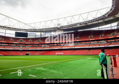 Londres, UK - OCT 5TH 2019 : sièges vides de l'horloge fin Stand à l'Emirates Stadium, le stade du Club d'Arsenal. Banque D'Images