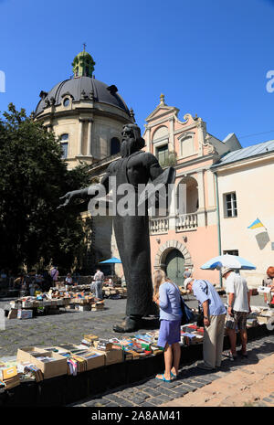 Marché aux puces-book-Muzeina sur place avec Fedorov Statue, Lviv, Ukraine Banque D'Images