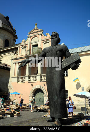 Marché aux puces-book-Muzeina sur place avec Fedorov Statue, Lviv, Ukraine Banque D'Images