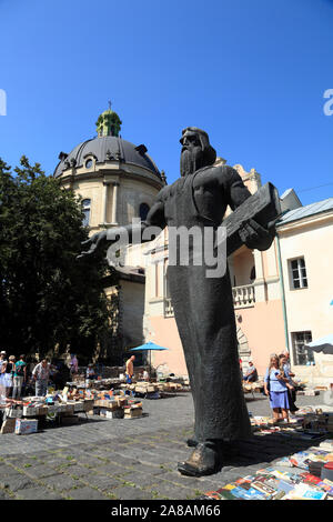 Marché aux puces-book-Muzeina sur place avec Fedorov Statue, Lviv, Ukraine Banque D'Images