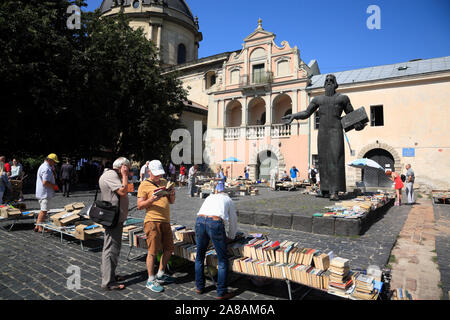 Marché aux puces-book-Muzeina sur place avec Fedorov Statue, Lviv, Ukraine Banque D'Images