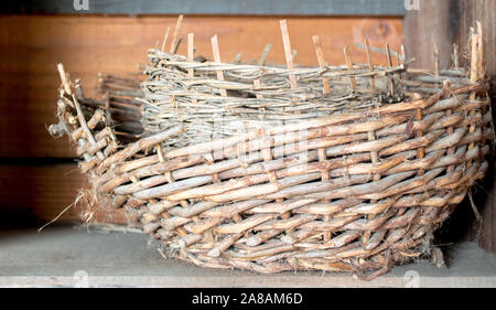 Native American cassé vintage paniers tissés sur une étagère en bois Banque D'Images