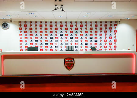 Londres, UK - OCT 5TH 2019 : La salle de presse sur l'affichage pour le public à l'Arsenal Emirates Stadium Tour. Banque D'Images