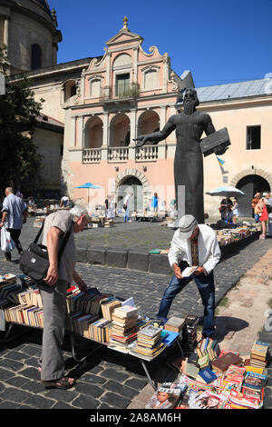 Marché aux puces-book-Muzeina sur place avec Fedorov Statue, Lviv, Ukraine Banque D'Images