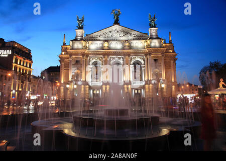 Opera House le soir, Svobody Prospekt, Lviv, Ukraine Banque D'Images