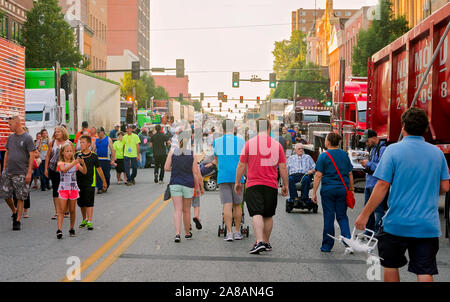 Une foule de personnes inspecte big rigs sur la rue Main au cours de la 34e conférence annuelle de l'SuperRigs Shell Rotella défilé pour commencer, le 10 juin 2016, à Joplin, Missouri. Banque D'Images