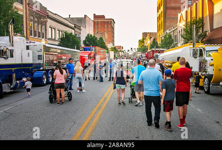 Une foule de personnes inspecte big rigs sur la rue Main au cours de la 34e conférence annuelle de l'SuperRigs Shell Rotella, 10 juin 2016, à Joplin, Missouri. Banque D'Images