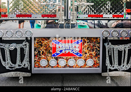 Un thème de la chasse est en vedette sur l'arrière d'un Kenworth T600 2005 et 2017 remorque Wabash à SuperRigs à Joplin, Missouri. Banque D'Images