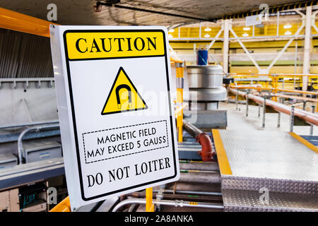 Champ magnétique symbole de danger posté dans un laboratoire ; avertissement affiché : "Attention, champ magnétique peut dépasser 5 Gauss ; ne pas flâner' Banque D'Images