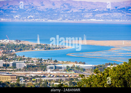 Vue aérienne des zones humides dans la région de la baie de San Francisco ; les immeubles de bureaux, des zones d'habitation et de pylônes électriques visibles sur le rivage ; San Carlos Banque D'Images