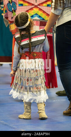 Jeune fille avec des tresses, des Autochtones américains portant un cordon jingle dress et mocassins. Banque D'Images