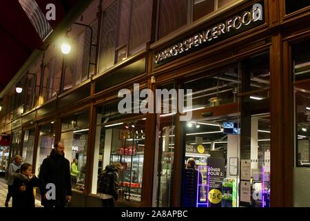 Boutiques dans l'historique passage Jouffroy paris france Marks and Spencer Banque D'Images