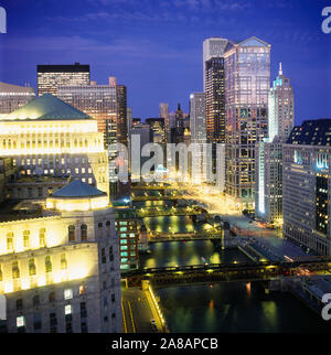 Bâtiments à bord de l'eau, le Merchandise Mart, rivière de Chicago, Chicago, Illinois, États-Unis Banque D'Images