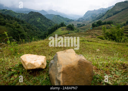 Belle photo de Sapa et les montagnes dans le nord du Vietnam au cours d'un jour à l'automne 2019 ciel couvert Banque D'Images