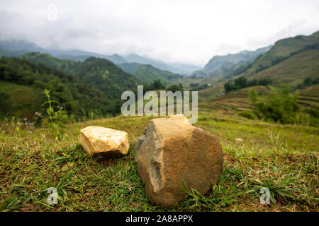 Belle photo de Sapa et les montagnes dans le nord du Vietnam au cours d'un jour à l'automne 2019 ciel couvert Banque D'Images