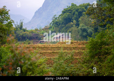 Belle photo de Sapa et les montagnes dans le nord du Vietnam au cours d'un jour à l'automne 2019 ciel couvert Banque D'Images