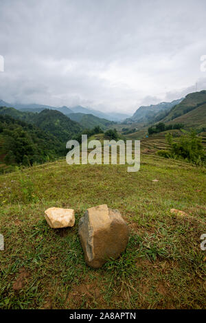 Belle photo de Sapa et les montagnes dans le nord du Vietnam au cours d'un jour à l'automne 2019 ciel couvert Banque D'Images