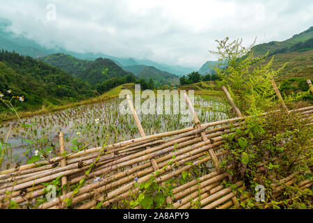 Belle photo de Sapa et les montagnes dans le nord du Vietnam au cours d'un jour à l'automne 2019 ciel couvert Banque D'Images