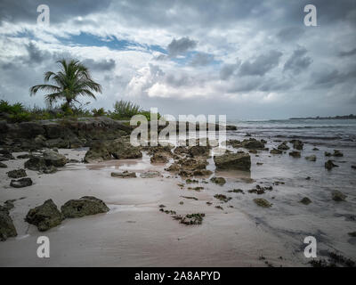 Xpu-Ha plage dans le ciel nuageux Banque D'Images