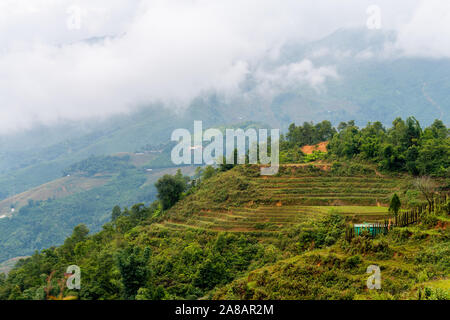 Belle photo de Sapa et les montagnes dans le nord du Vietnam au cours d'un jour à l'automne 2019 ciel couvert Banque D'Images