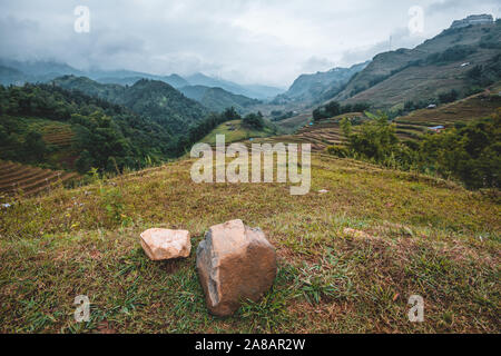 Belle photo de Sapa et les montagnes dans le nord du Vietnam au cours d'un jour à l'automne 2019 ciel couvert Banque D'Images