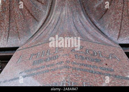 Cimetière de Montmartre paris france tombe d'Emile Zola Banque D'Images